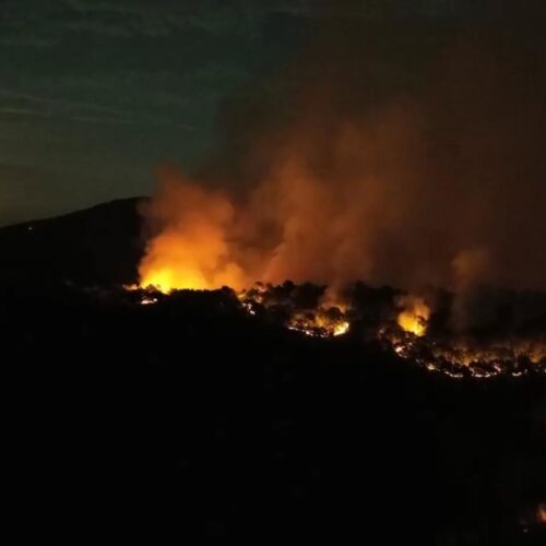 Incendio di Mornese: notte di apprensione nell’Ovadese. Questa mattina tornano in azione gli elicotteri