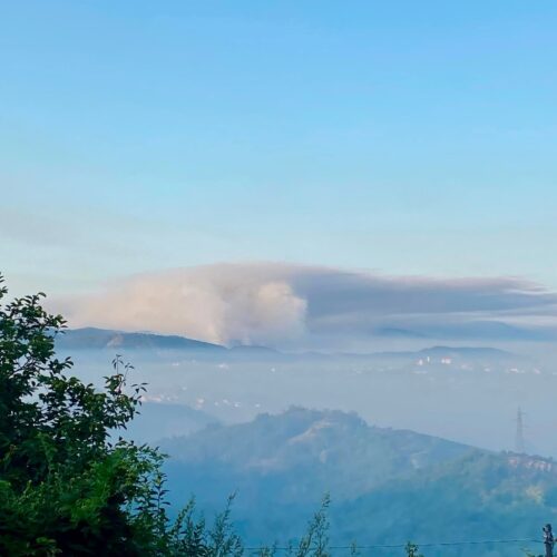 Ripresi i sorvoli per spegnere il rogo di Mornese. Nube di fumo avvolge il territorio