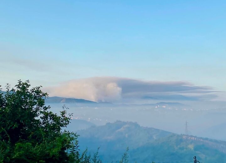 Ripresi i sorvoli per spegnere il rogo di Mornese. Nube di fumo avvolge il territorio