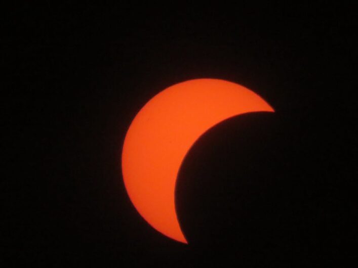 Lo spettacolo dell’eclissi di sole: le vostre foto