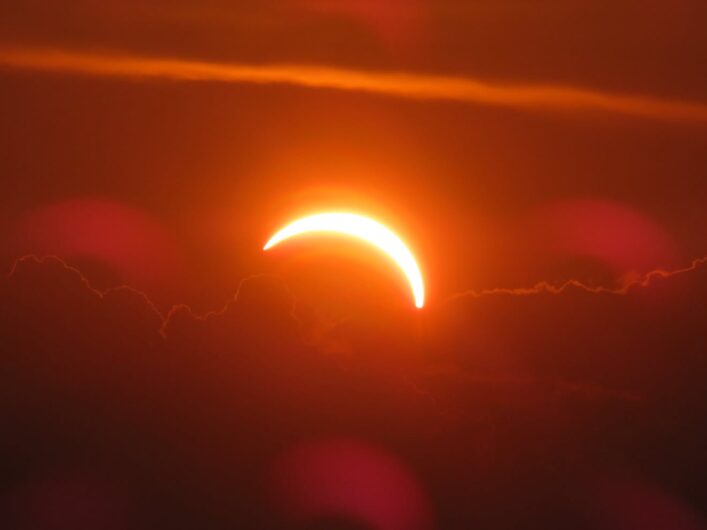 Lo spettacolo dell’eclissi di sole: le vostre foto