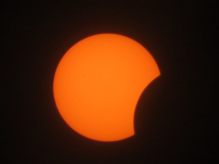 Lo spettacolo dell’eclissi di sole: le vostre foto