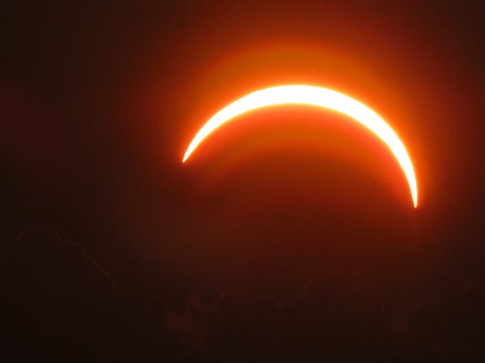 Lo spettacolo dell’eclissi di sole: le vostre foto