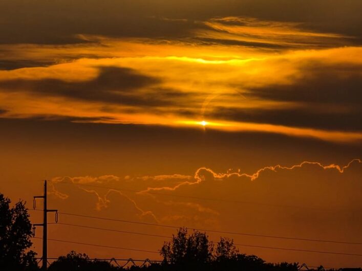 Lo spettacolo dell’eclissi di sole: le vostre foto