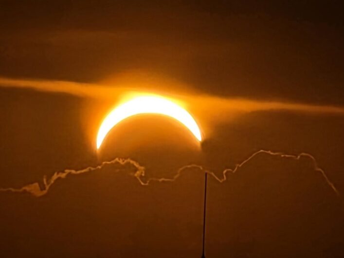 Lo spettacolo dell’eclissi di sole: le vostre foto