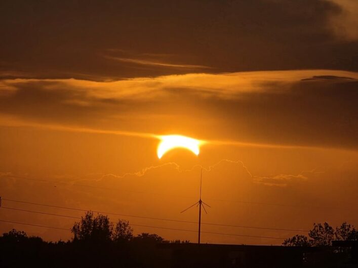 Lo spettacolo dell’eclissi di sole: le vostre foto