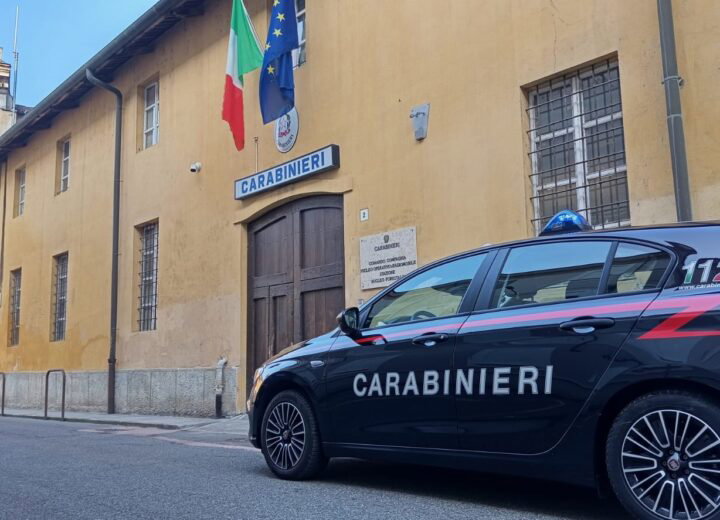 Incrocia la ex in strada e la minaccia di morte. Poi il pugno al nuovo compagno
