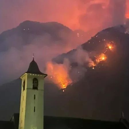 Notte di lavoro sui fronti di fuoco in Alto Piemonte