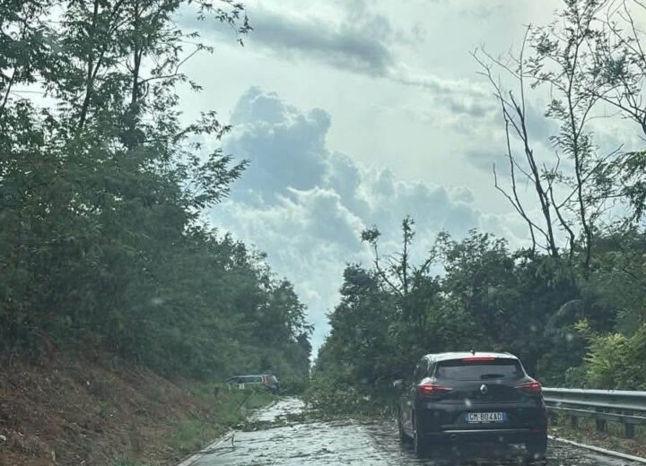 Maltempo sul novarese: supercella e grandine, strade interrotte e edifici danneggiati