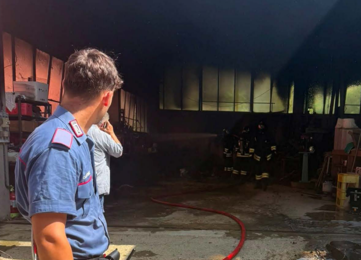 Incendio in capanno con bombole e carburante: Carabinieri salvano anziana e scongiurano tragedia