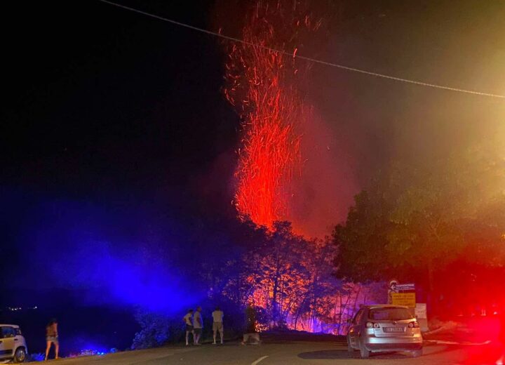 Incendio di Mornese: fiamme lambiscono San Cristoforo