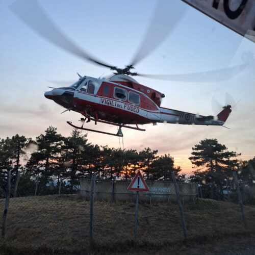 A Mornese due roghi in corso: sul posto anche un elicottero