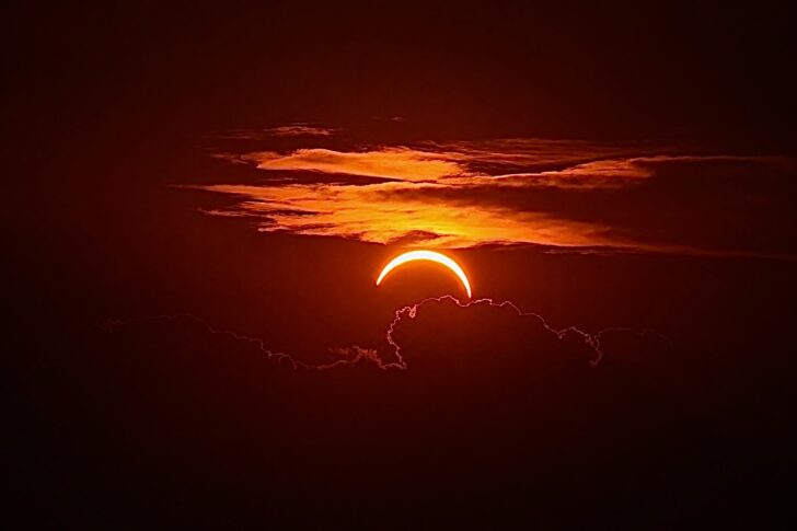 Lo spettacolo dell’eclissi di sole: le vostre foto
