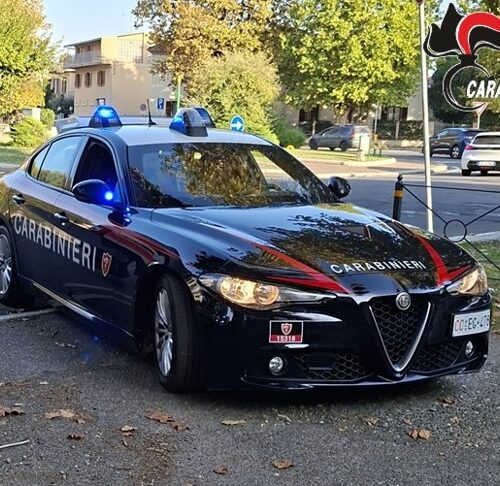 Dal mare vedono sullo smartphone i ladri in azione e lanciano l’allarme: bloccati e denunciati