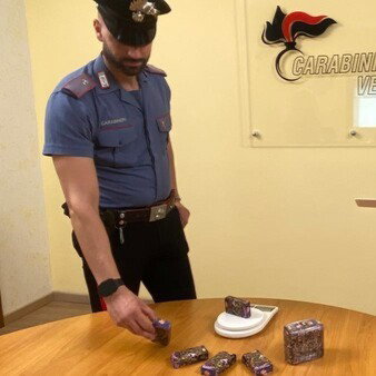 Un chilo di hashish nello zaino all’uscita dell’autostrada: a Baveno arrestati due baby pusher