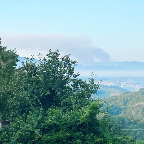 Incendio di Mornese: notte di apprensione nell’Ovadese. Questa mattina tornano in azione gli elicotteri