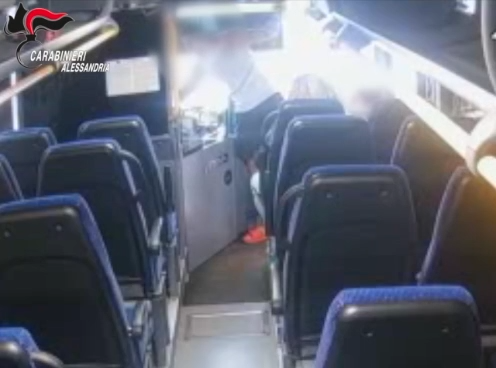 Sul bus senza biglietto poi aggrediscono il conducente: Carabinieri risalgono i due giovani autori