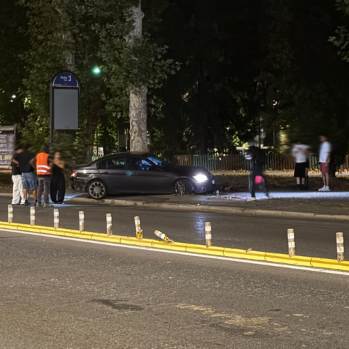 Auto fuori strada, abbatte i cartelloni davanti alla stazione e va via