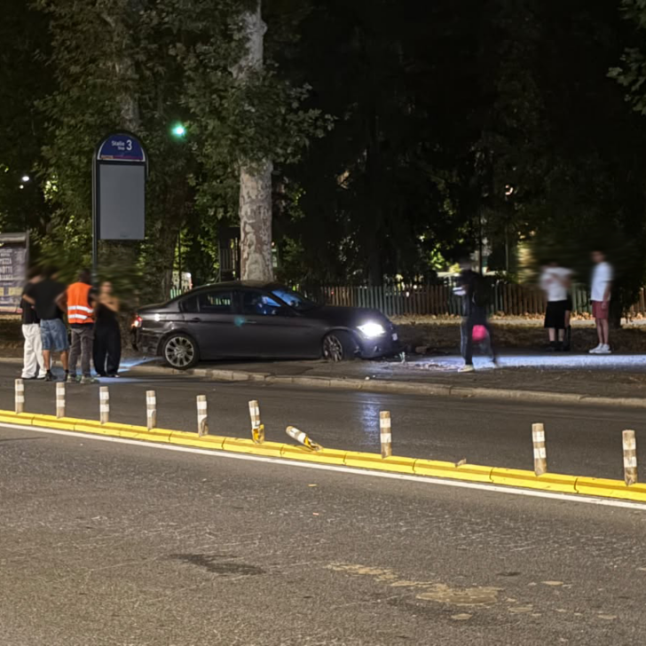 Auto fuori strada, abbatte i cartelloni davanti alla stazione e va via
