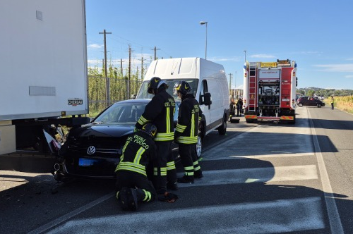 Più mezzi coinvolti in un incidente davanti al cercare di San Michele