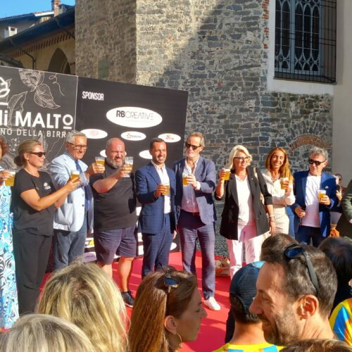 Spillato il primo fusto di birra. A Biella via a Bolle di Malto: “Oltre cento eventi in tre piazze”