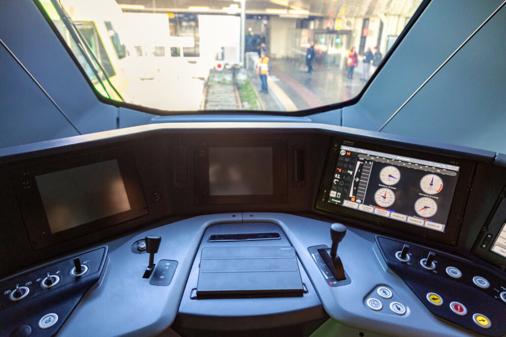 cabina guida treno