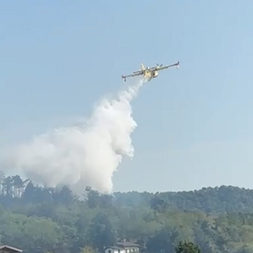 Incendio a Mornese: evacuazione preventiva per l’intervento dei canadair, in azione fino a sera