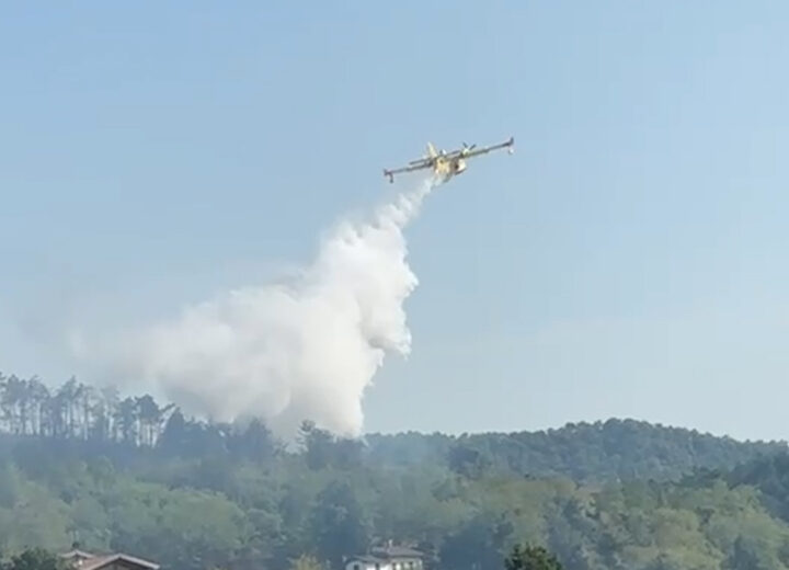 Incendio a Mornese: evacuazione preventiva per l’intervento dei canadair, in azione fino a sera