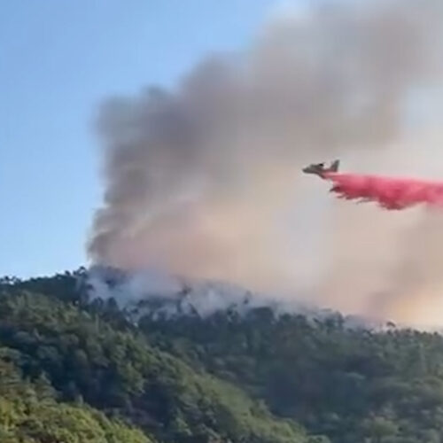 Si estende l’incendio a Mornese: in volo un canadair. Evacuata una cascina a Bosio