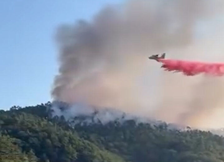 Si estende l’incendio a Mornese: in volo un canadair. Evacuata una cascina a Bosio