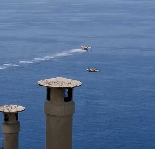 Incendio boschivo Mornese: il rifornimento dei canadair nel mar Ligure