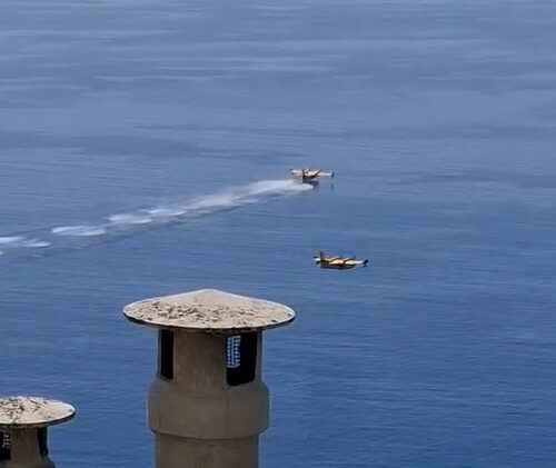 Incendio boschivo Mornese: il rifornimento dei canadair nel mar Ligure