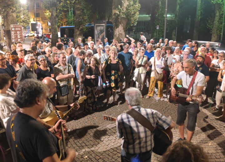 Canzoni per un amico, flashmob ad Alessandria per Guccini: “Ci ha fatto riflettere su cose vere”