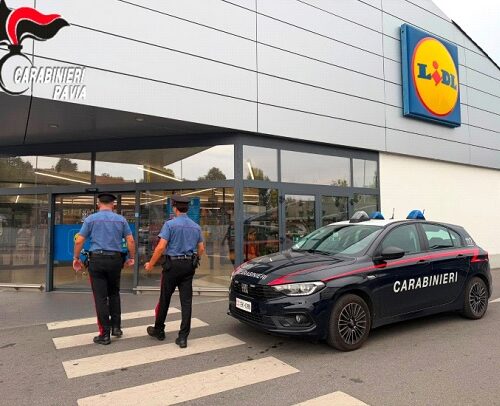 Auto sospetta nel parcheggio di un supermercato di Casteggio: furto sventato grazie a un Carabiniere fuori servizio