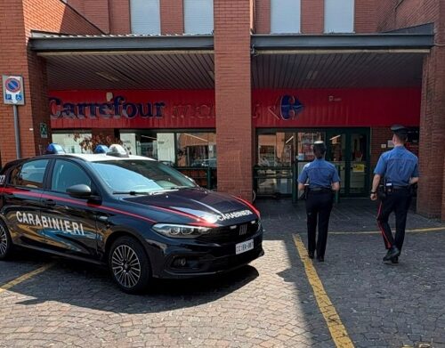 Prova a scappare dopo aver rubato in un supermercato di Sannazzaro de’ Burgoni ma viene bloccata