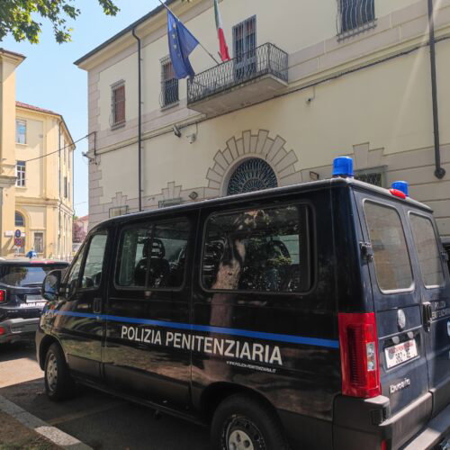 Carcere di Alessandria: anche celle incendiate dopo l’agente ferito al volto. Sindacati: “Sistema allo sbando”