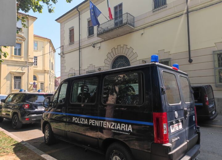 Carcere di Alessandria: anche celle incendiate dopo l’agente ferito al volto. Sindacati: “Sistema allo sbando”
