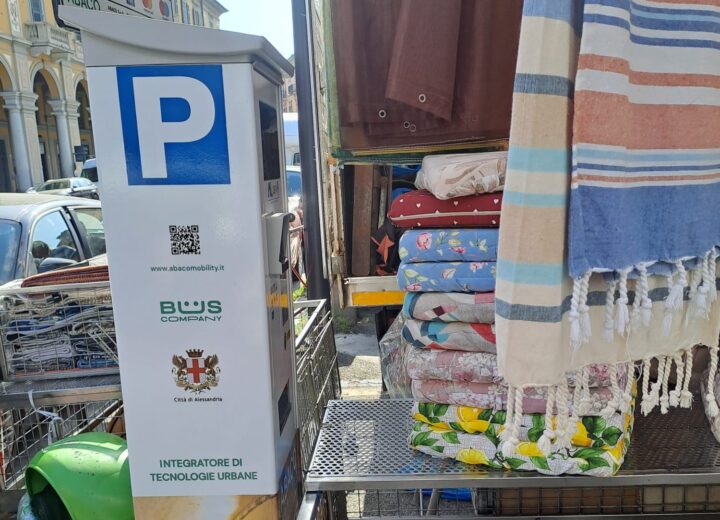Parcometri in piazza Garibaldi inaccessibili durante il mercato: Fratelli d’Italia chiede un “intervento immediato”