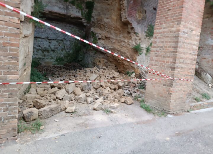 Crollo di alcuni mattoni in via Garibaldi a Vignale: nessun ferito e area messa in sicurezza