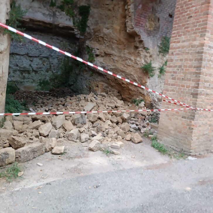 Crollo di alcuni mattoni in via Garibaldi a Vignale: nessun ferito e area messa in sicurezza