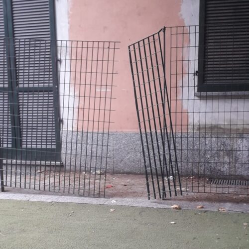 Danneggiata la barriera metallica ai Giardini Garibaldi di Novi Ligure