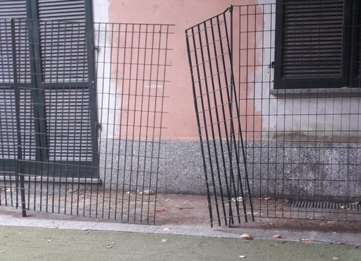 Danneggiata la barriera metallica ai Giardini Garibaldi di Novi Ligure