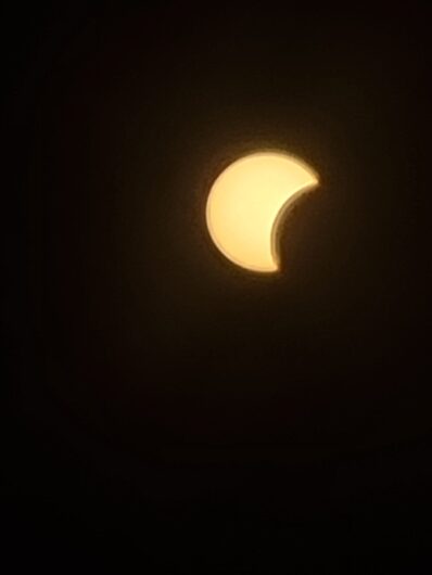 Lo spettacolo dell’eclissi di sole: le vostre foto