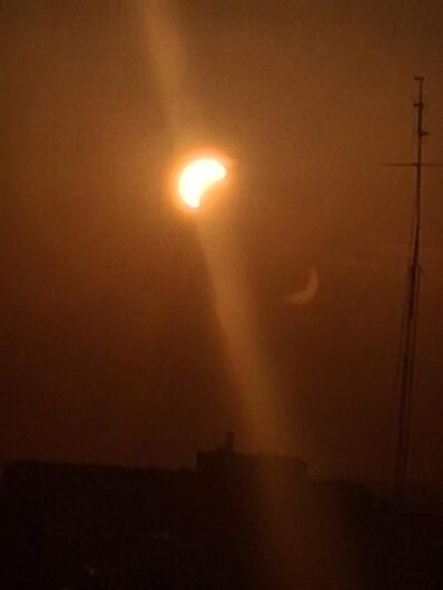 Lo spettacolo dell’eclissi di sole: le vostre foto