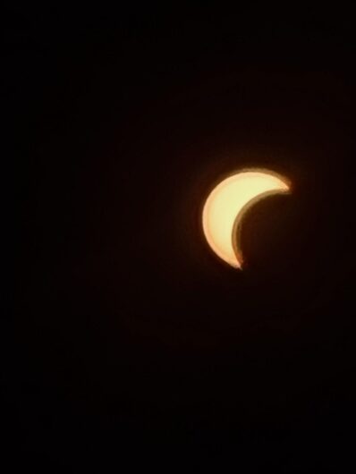 Lo spettacolo dell’eclissi di sole: le vostre foto