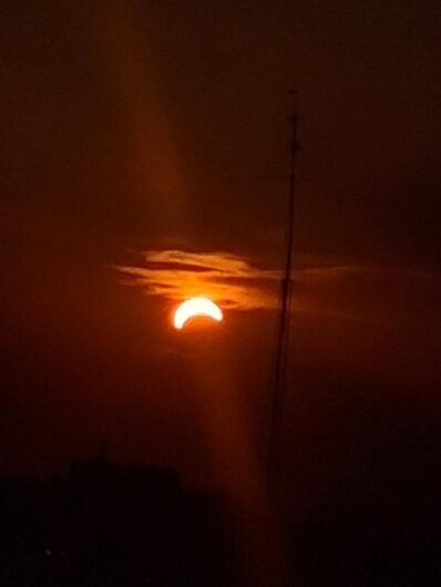 Lo spettacolo dell’eclissi di sole: le vostre foto