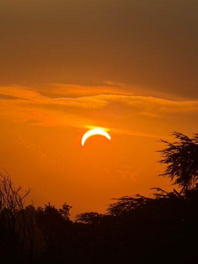 Lo spettacolo dell’eclissi di sole: le vostre foto