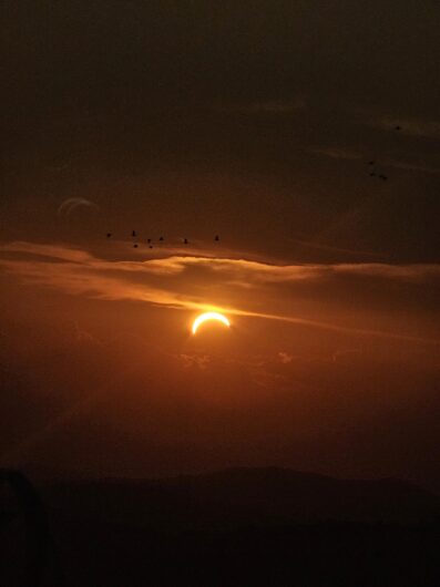 Lo spettacolo dell’eclissi di sole: le vostre foto