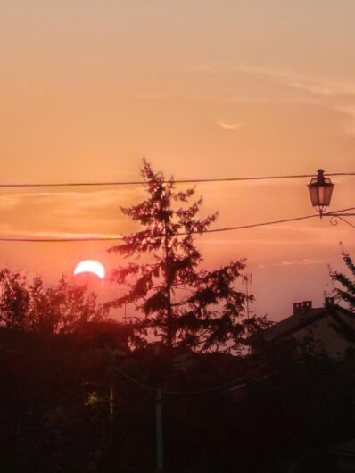Lo spettacolo dell’eclissi di sole: le vostre foto