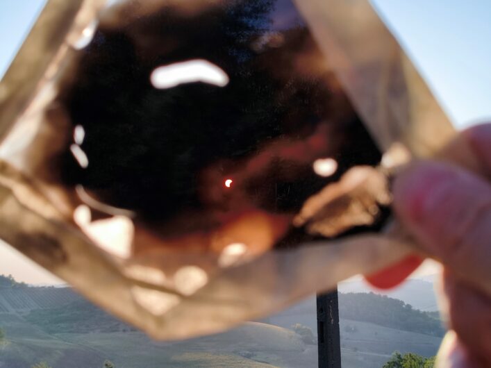 Lo spettacolo dell’eclissi di sole: le vostre foto